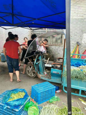 浙江温州一卖菜老人遭殴打 手臂被推入油锅里烫伤