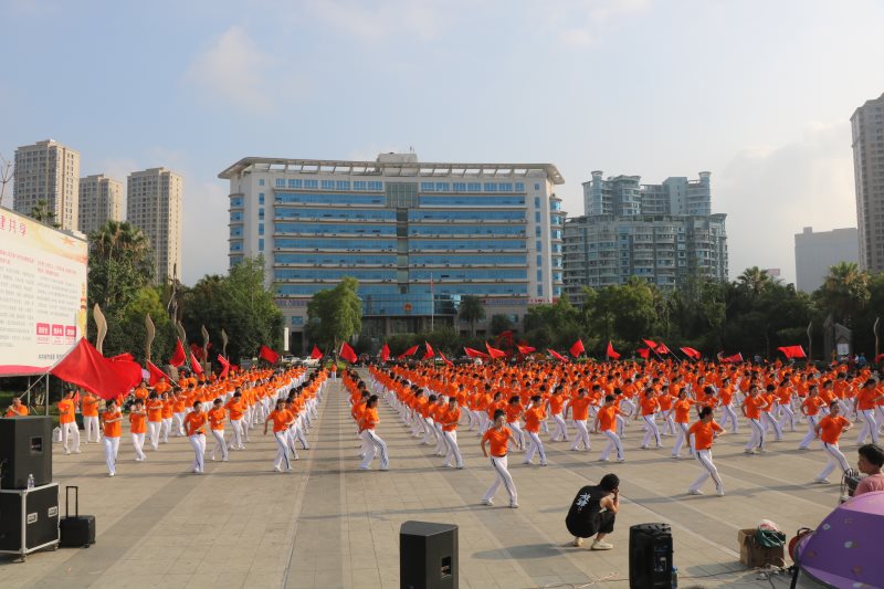 乐清市柳市镇广场健身舞协会开展文体健身活动有声有色