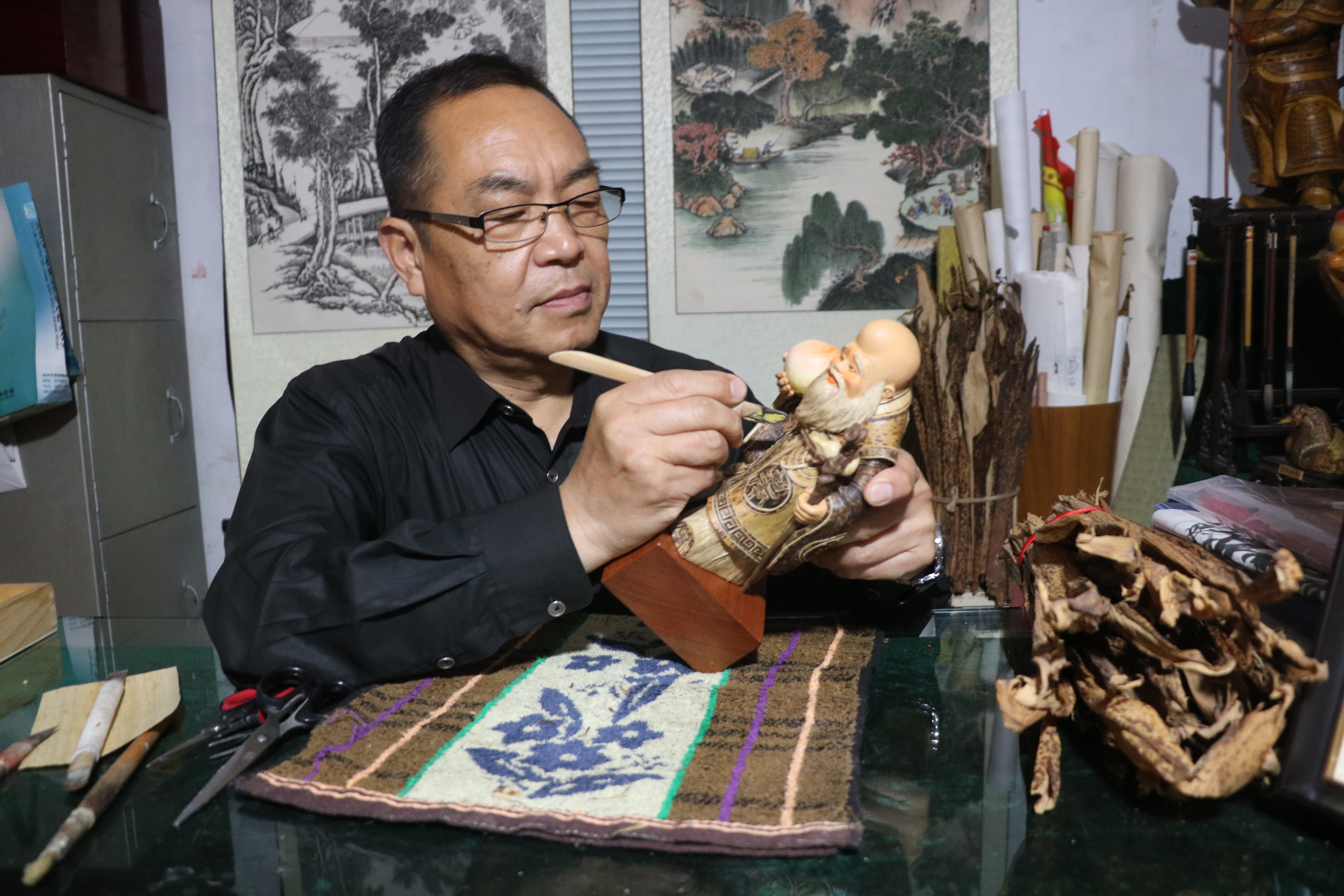 点“竹”成“金”吴涛林与他的竹壳雕艺术